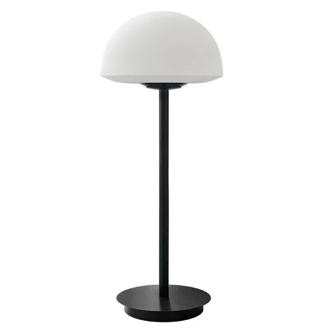 Lámpara de sobremesa de metal negro y pantalla de vidrio opal, vista frontal sobre fondo blanco