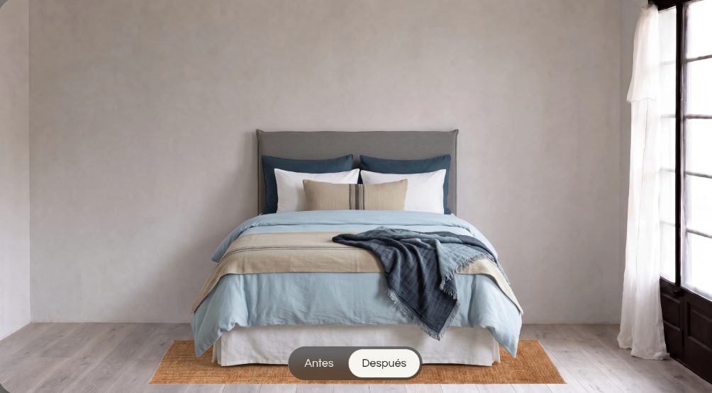 Look de una cama vestida con funda celeste, almohadas azules, cojín largo y manta, sobre una alfombra